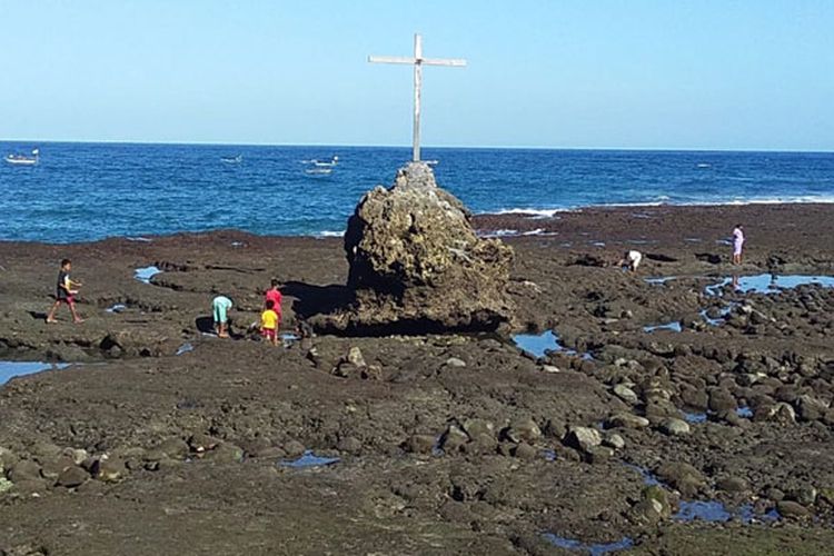 Watu Krus (Batu Salib), jejak peninggalan bangsa Portugis di pantai Selatan tepatnya di Desa Bola, Kecamatan Bola, Kabupaten Sikka, Flores, Nusa Tenggara Timur, Sabtu (15/6/2019).