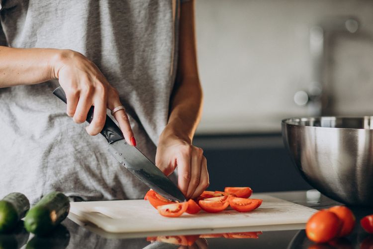 Ilustrasi memotong sayuran dengan pisau dapur. 