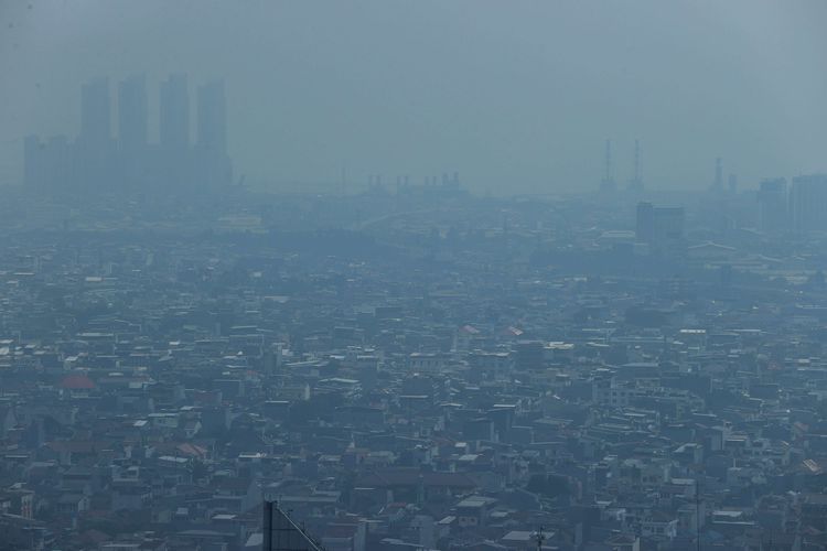 Polusi udara terlihat di langit Ibu Kota Jakarta, Selasa (8/6/2021). Melalui platform pengukur kualitas udara Iqair.com yang merilis kualitas udara, Jakarta masuk 10 besar kota dengan kualitas udara terburuk di dunia dengan menempati urutan ke 4.