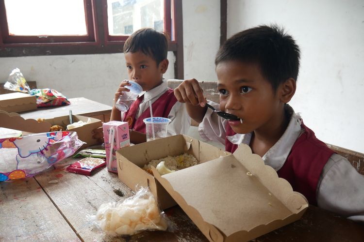 Siswa di Kepulauan Karimata menikmati makanan bergizi gratis.