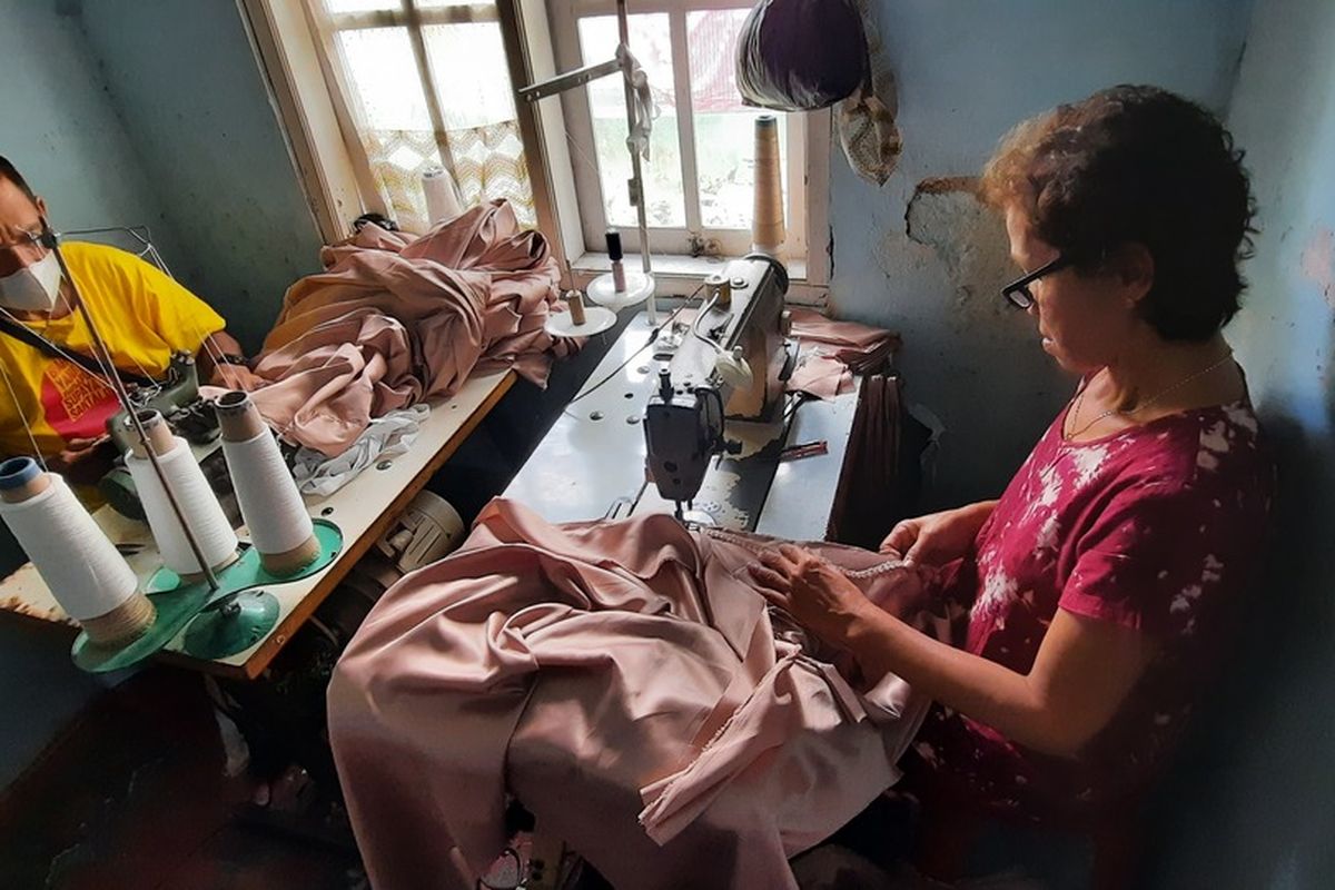 Foto-foto kesibukan perajin dan pengusaha mukena serta pakaian muslim baik secara mesin manual dan mesin komputer di sentra produksi baju muslim Kecamatan Kawalu, Kota Tasikmalaya, Jawa Barat, Kamis (7/4/2022).