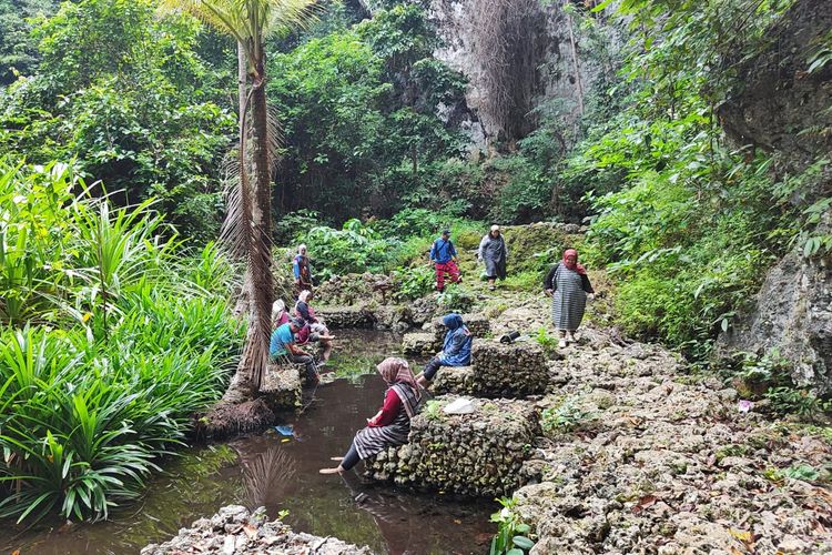 Area terapi ikan di Desa Liya Togo, Wangi-wangi, Wakatobi, Sulawesi Tenggara, Minggu (18/6/2023).