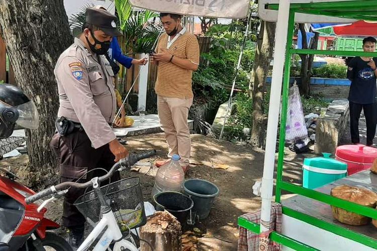Petugas Kepolisian melakukan olah TKP lokasi peristiwa pembacokan AF (15), oleh temannya sendiri AP (13), di Kabupaten Bojonegoro, Jawa Timur. Minggu (15/5/2022).