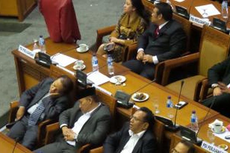 Sejumlah anggota dewan terlihat tidur saat skorsing ketiga pada sidang paripurna kedua DPR RI, Kamis (2/10/2014) dini hari.