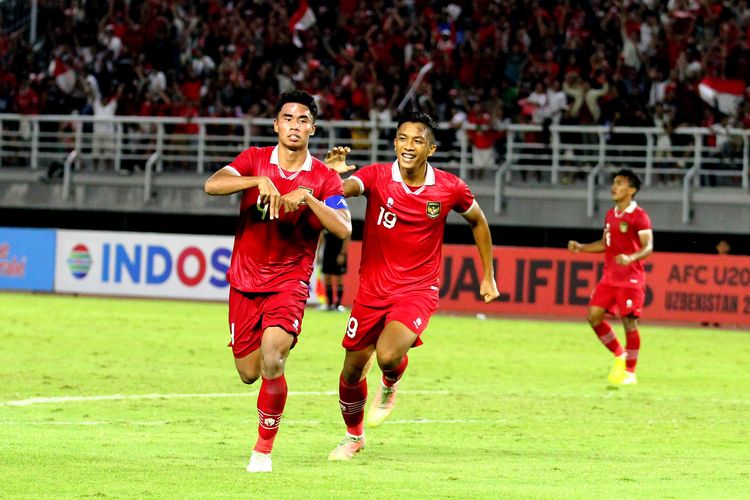 Pemain Timnas Indonesia Muhammad Ferarri selebrasi seusai menjebol gawang Vietnam saat pertandingan Kualifikasi Piala Asia U20 2023 yang berakhir dengan skor 3-2 di Stadion Gelora Bung Tomo Surabaya, Minggu (18/9/2022) malam.