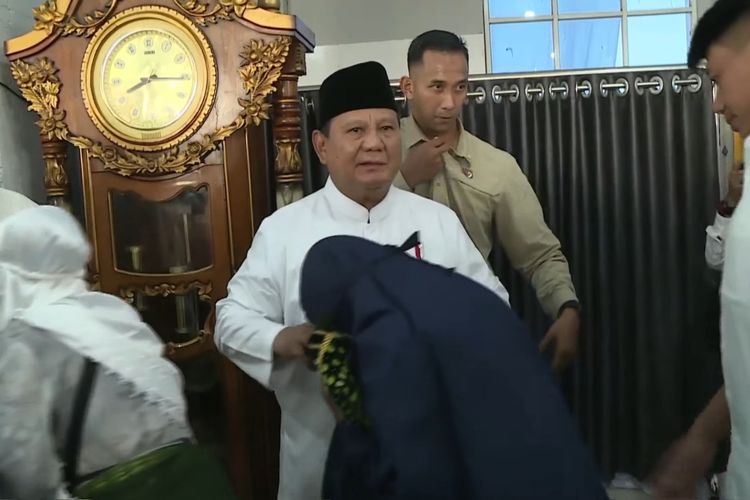 Usai Shalat Id, Prabowo Membaur dengan Jemaah Masjid Darussalam, Warga Berebut Salaman