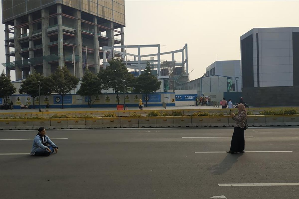 Warga tampak asyik berfoto di jalan MH Thamrin, Jakarta Pusat yang ditutup pada hari ulang tahun Jakarta, Sabtu (22/6/2019).