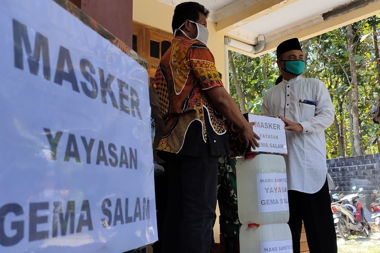 Yayasan Gema Salam menyalurkan lebih dari 500 masker dan 40 liter handsanitizer untuk warga Kulon Progo, terutama di Dusun Wanagiri. Semua bikinan para eks narapidana terorisme yang kini menjadi binaan Gema Salam. Ketua Yayasan, Joko Tri Hermanto, tampak menyerahkan bantuan itu, Sabtu (4/7/2020).