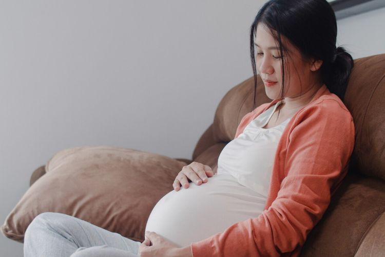 Kehamilan di usia muda tak selalu mudah. Kurang siap secara mental membuat perempuan di bawah 20 tahun lebih rentan alami baby blues, kata dokter.