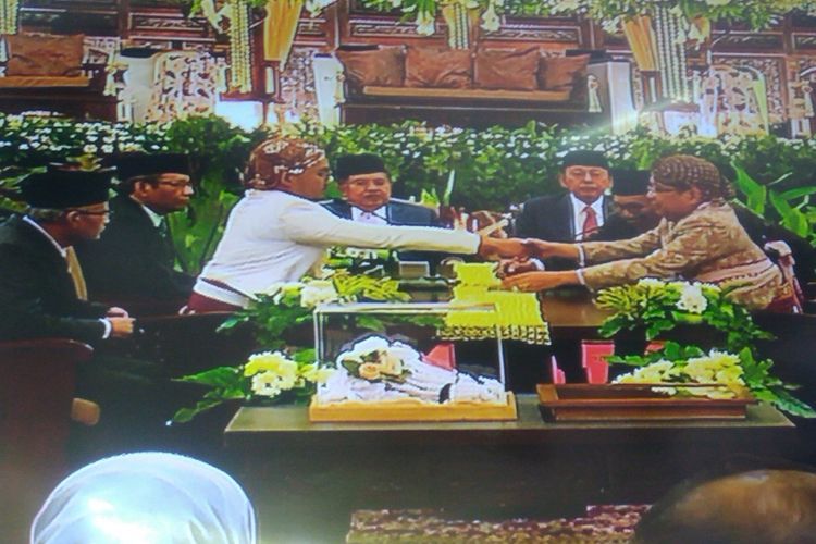 Menteri Sekretaris Negara Pratikno saat menikahkan putrinya.