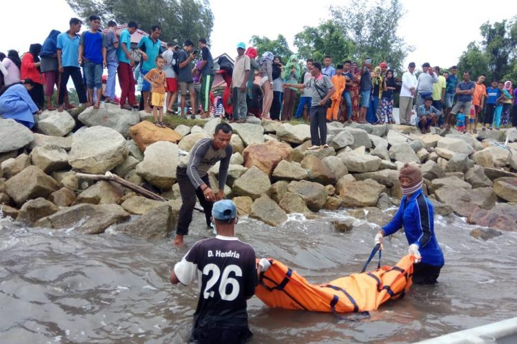 Proses evakuasi korban yang ditemukan mengapung di kawasan perairan Selat Malaka di Kabupaten Bengkalis, Riau, Selasa (4/12/2018). 