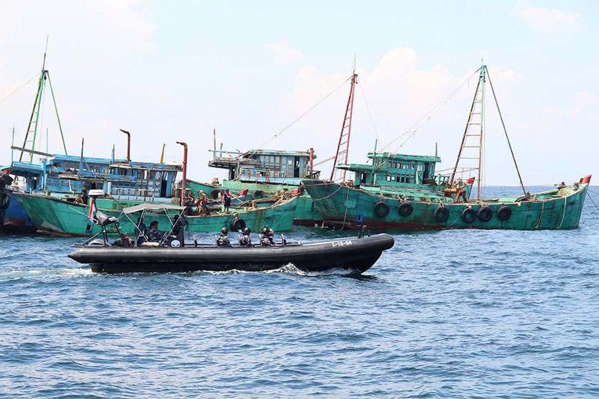 Petugas bersiap melakukan penenggelaman kapal nelayan Vietnam di Pulau Datuk, Kabupaten Mempawah, Kalimantan Barat, Sabtu (4/5/2019). Kementerian Kelautan dan Perikanan menenggelamkan 13 dari 51 kapal nelayan asing asal Vietnam yang ditangkap karena mencuri ikan di Perairan Indonesia.