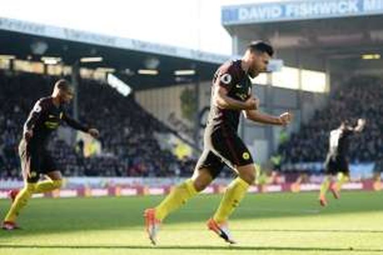 Ekspresi kegembiraan penyerang Manchester City, Sergio Aguero, seusai mencetak gol ke gawang Burnley dalam pertandingan lanjutan Premier League di Turf Moor, Burnley, Sabtu (26/11/2016). 