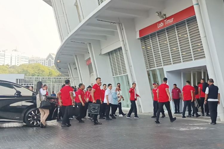 Presiden Joko Widodo saat menyaksikan laga Indonesia vs Irak di Stadion GBK, Senayan, Jakarta, Kamis (6/6/2024).