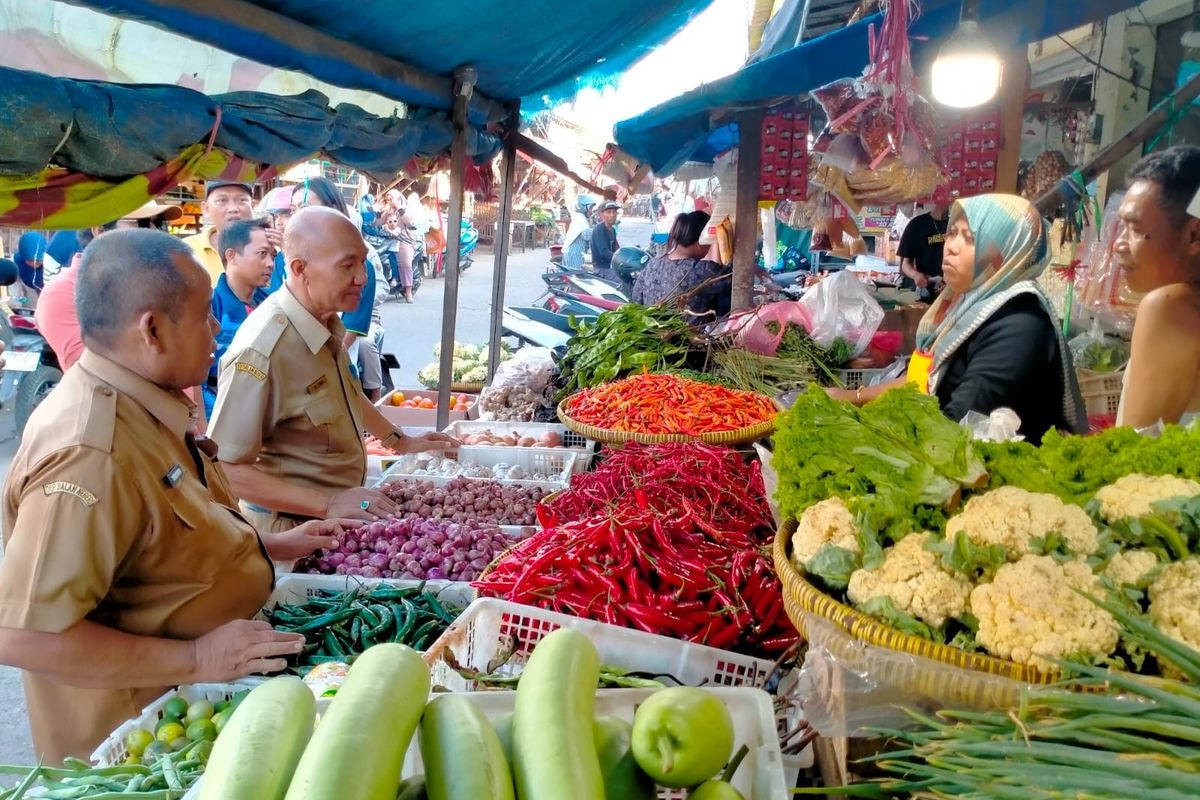Dinas Koperasi, UKM, Perdagangan dan Industri (Diskopdagin) Kabupaten Indramayu saat melakukan sidak di Pasar Induk Jatibarang, Indramayu, Senin (13/10/2025).