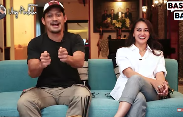 Pasangan artis Ibnu Jamil dan Ririn Ekawati saat asyik menceritakan perjalanan cinta mereka.