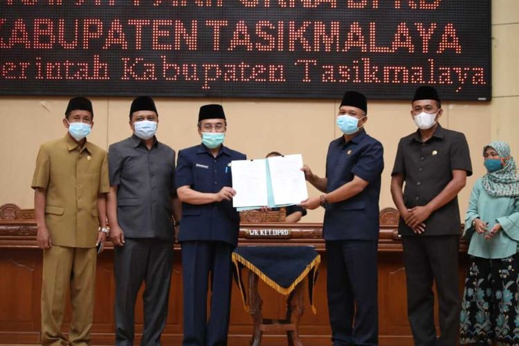 Plh Bupati Tasikmalaya Muhammad Zen dan Ketua DPRD Kabupaten Tasikmalaya Asep Al Ayubi, menunjukkan bukti hibah tanah hasil paripurna dewan di Gedung DPRD Kabupaten Tasikmalaya, Jumat (14/4/2021). Tanah hibab itu untuk bangun Mako Brimob Polda Jabar Priangan Timur.