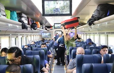 Ilustrasi penumpang kereta. Berikut daftar tiket KA diskon 20 persen selama Juli 2024.