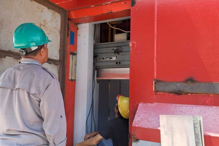 Proses pemasangan lift di jembatan Ampera Palembang oleh Satuan Kerja (Satker) Pekerjaan Jalan (PJN 3) Kementerian Pekerjaan Umum Perumahan Rakyat (PUPR), Selasa (29/11/2022).
