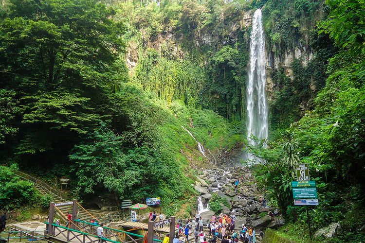 Air Terjun Grojogan Sewu yang Berada di Lereng Gunung Lawu, salah satu tempat wisata Tawangmangu.