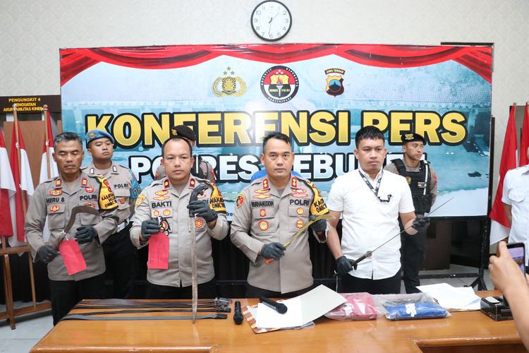 Ungkap kasus tawuran antarakelompok remaja di Mapolres Kebumen, Jawa Tengah, Rabu (29/11/2023).