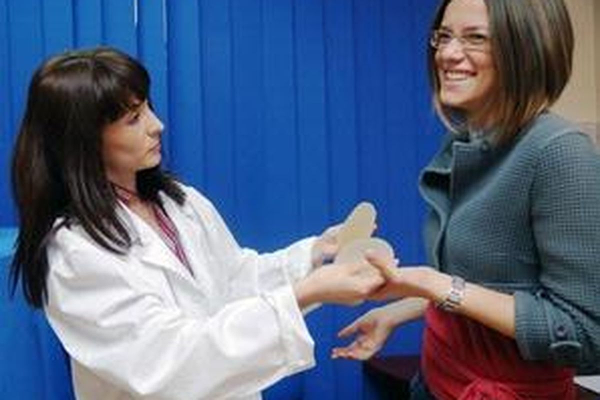 Perempuan Amerika dikenal terobsesi dengan payudara besar.