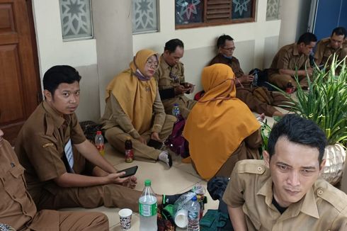 Tak Bisa Daftar PPPK, Puluhan Guru Honorer di Bekasi 