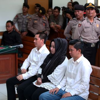 Terdakwa yaitu Direktur Utama First Travel Andika Surachman, Direktur First Travel Anniesa Hasibuan, dan Direktur Keuangan First Travel Siti Nuraidah Hasibuan menjalani sidang eksepsi kasus dugaan penipuan dan penggelapan oleh agen perjalanan umrah First Travel di Pengadilan Negeri Depok, Senin (26/2/2018).