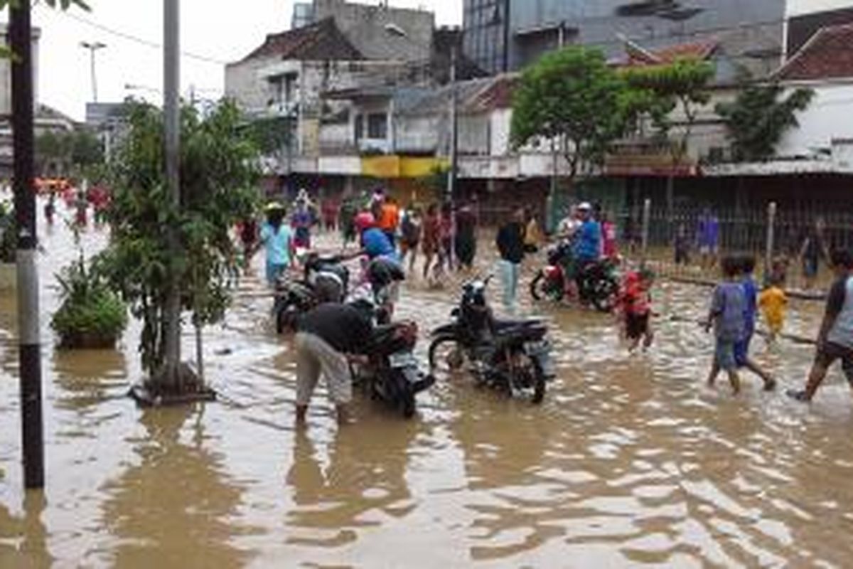 Suasana banjir di Kampung Pulo, Kampung Melayu, Jakarta Timur, Sabtu (18/1/2014).