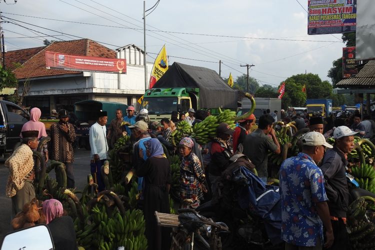 Suasana keramaian  Pasar Wates Wetan hingga tumpah ke jalan, Rabu (27/4/2022)
