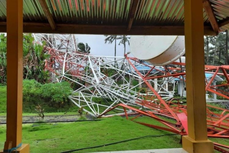 Tower Telkomsel roboh dan menimpah rumah warga di Sangihe, Sulut.