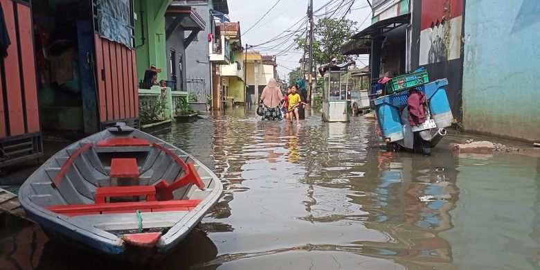 Kampung Bojongasih, Desa Dayeuhkolot, Kecamatan Dayeuhkolot, Kabupaten Bandung, Jawa Barat kembali dilanda banjir kiriman dari Kota Bandung dan luapan sungai Citarum, pada Selasa (13/12/2022) ketinggian banjir mencapai 70 sampai 80 sentimeter
