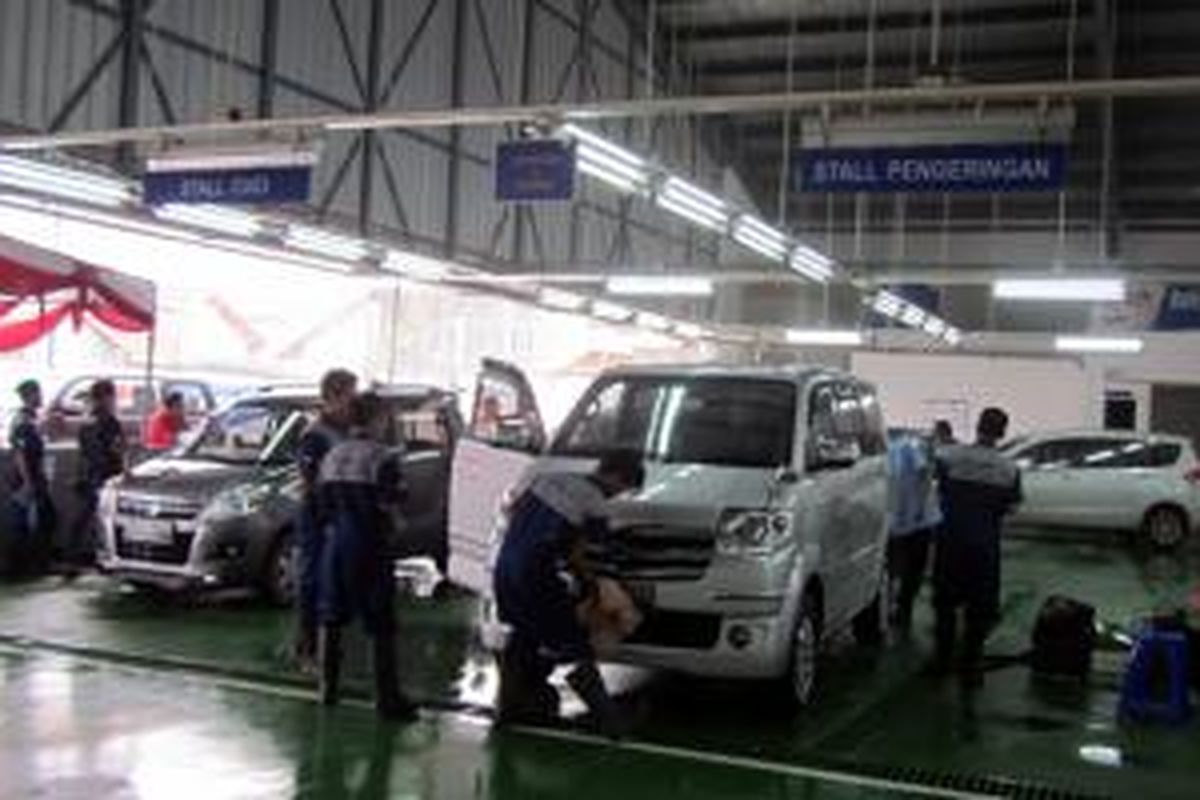 Proses perawatan mobil Suzuki di dealer Sejahtera Buana Trada sebagai bagian dari Suzuki Day.