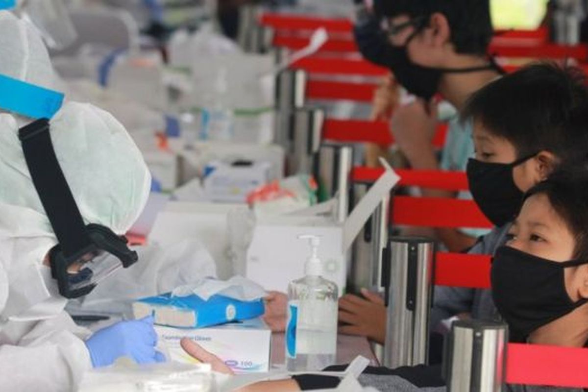 Gambar ilustrasi: Petugas medis dari Badan Intelijen Negara (BIN) mengambil sampel darah sejumlah anak saat tes diagnostik cepat (rapid test) COVID-19 di Pamulang , Tangerang Selatan, Banten, (02/07). 