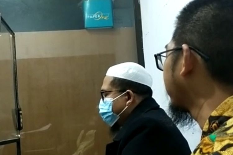 Ustaz MQ tengah (bermasker) menjalani pemeriksaan di ruang cyber crime Polda NTB, Kamis (20/1/2022) terkait kasus ceramah yang mengandung ujaran kebencian.