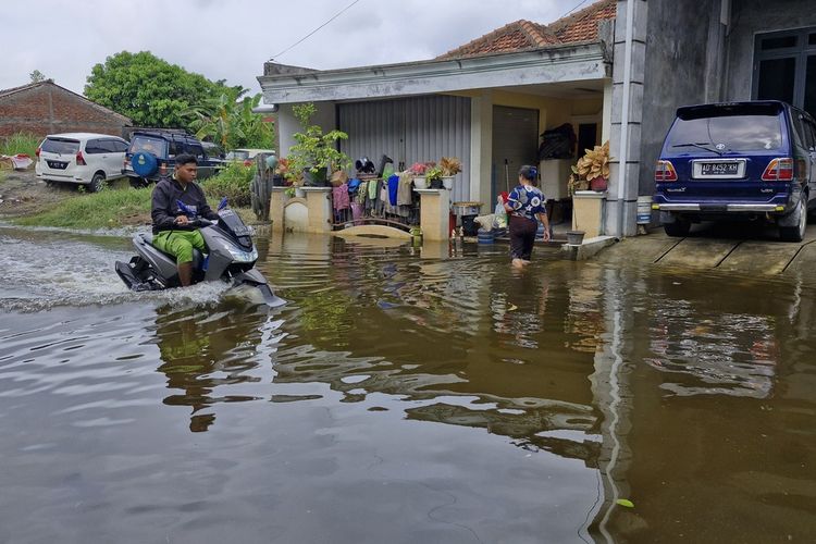 Suasana banjir dan pengungsian di Kelurahan Trimulyo, Kecamatan Genuk, Kota Semarang, Selasa (19/3/2024).