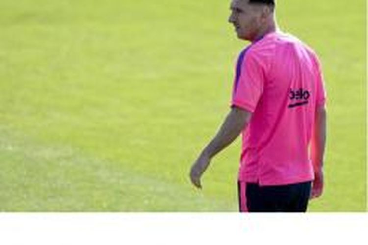 Penyerang Barcelona, Lionel Messi, tampil dengan gaya rambut baru ketika bergabung dengan rekan-rekannya dalam latihan.