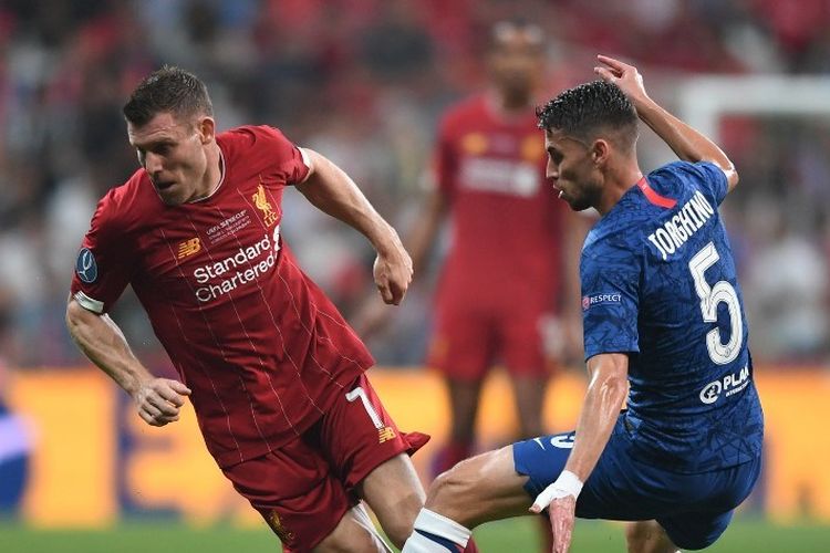 James Milner dan Jorginho berebut bola pada pertandingan Liverpool vs Chelsea dalam laga Piala Super Eropa 2019 di Istanbul, 14 Agustus 2019. 