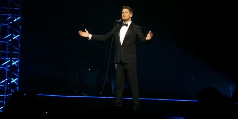 Vokalis, pencipta lagu, dan aktor dari Kanada, Michael Buble (39), menghibur para penggemarnya saat tampil dalam konser Michael Buble Live in Jakarta, di Indonesia Convention Exhibition (ICE) Arena, BSD City, Tangerang, Kamis (29/1/2015) malam.