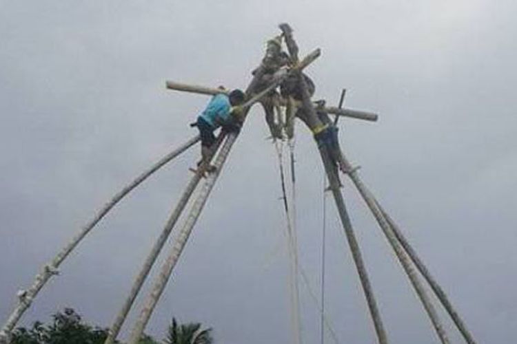 Acara Mattojang yang digelar Komunitas Suku Bugis di Madimeng, Kelurahan Maminasae, Kecamatan Palateang Pinrang, Sulawesi Selatan, Senin (25/9/2017). Tradisi Mattojang, tidak hanya menjadi ritual penghormatan kepada asal usul Suku Bugis namun juga bermakna sebagai hiburan dan ajang uji nyali keberanian ala petani Bugis