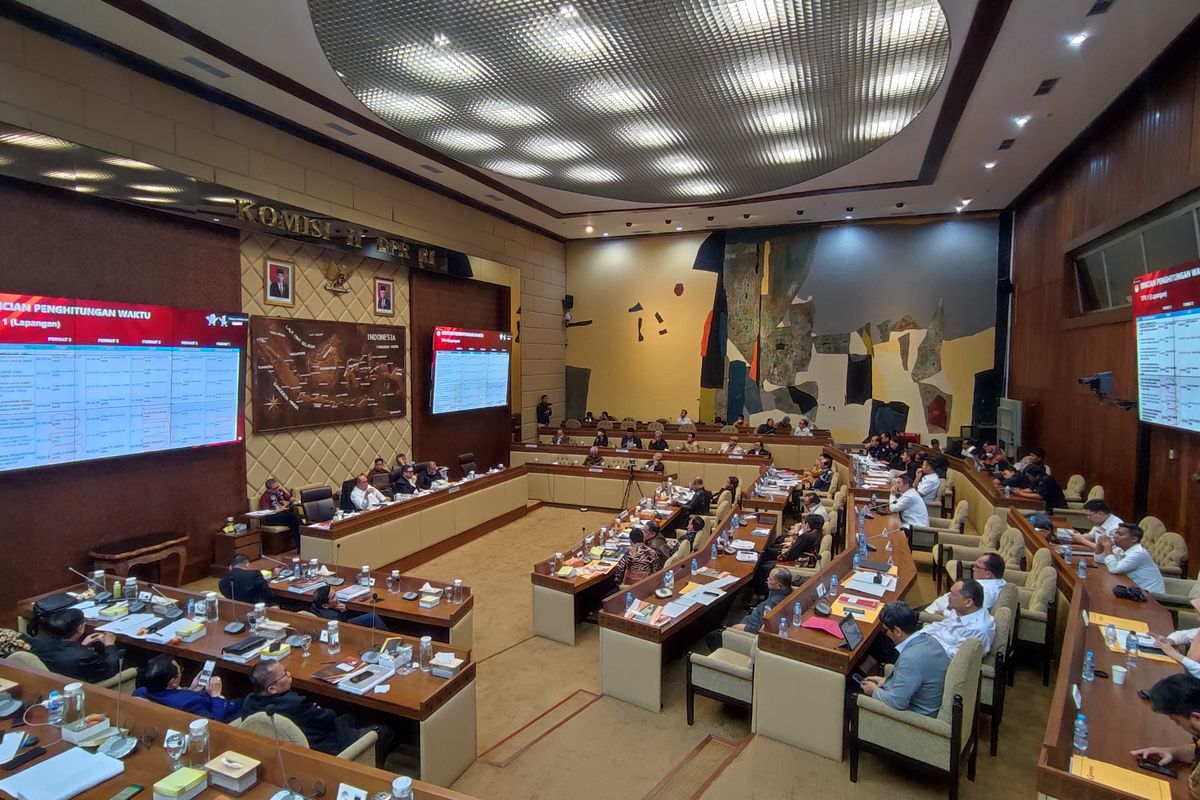 Rapat konsultasi Komisi II DPR RI menghadirkan Kemendagri, KPU, Bawaslu, dan DKPP, membahas soal pendaftaran capres-cawapres Pemilu 2024.