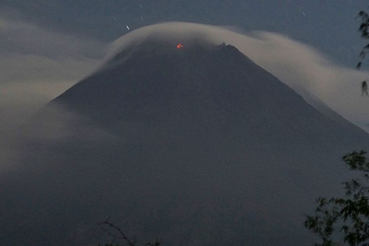 Gunung Merapi mengeluarkan lava pijar yang terlihat dari Tunggul Arum, Wonokerto, Turi, Sleman, D.I Yogyakarta, Rabu (6/1/2021). Balai Penyelidikan dan Pengembangan Teknologi Kebencanaan Geologi (BPPTKG) DI Yogyakarta mencatat pada periode pengamatan Rabu ini pukul 00.00-06.00 WIB, Gunung Merapi mengalami guguran lava pijar sebanyak dua kali dengan intensitas kecil arah kali Krasak sejauh 400 meter dari puncak.