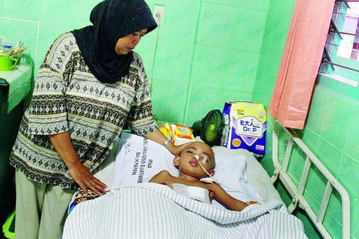 Aura Nur Azizah (5) masih tergolek lemah di Ruang Flamboyan B Rumah Sakit Umum Kanujoso Djatiwibowo, Balikpapan, Kalimantan Timur, Selasa (24/4). Bersama neneknya, Ruth Mursiti (47), gadis kecil ini telah lima kali menjalani operasi akibat tumor otak. Semua biaya perawatan kini ditanggung oleh Jaminan Kesehatan Daerah Kota Balikpapan.