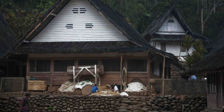 Rumah adat di Kampung Naga, Tasikmalaya.