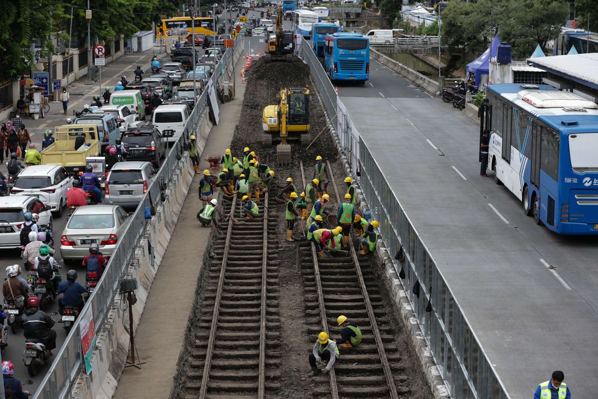 Potongan rel trem kuno sepanjang 1,4 kilometer di area proyek MRT Jakarta fase 2A di kawasan Harmoni, Jakarta Pusat, Jumat (18/11/2022). Komponen rel trem kuno yang ditemukan terdiri dari batang rel, lempengan penyambung batang rel, bantalan rel, dan batuan ballast.