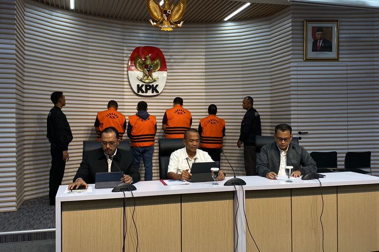 Sebanyak empat orang tersangka yang ditetapkan Komisi Pemberantasan Korupsi (KPK) usai melakukan Operasi Tangkap Tangan (OTT) di Bondowoso, Jawa Timur, dihadirkan dalam konferensi pers di Gedung Merah Putih KPK, Jakarta Selatan, Kamis (16/11/2023). 