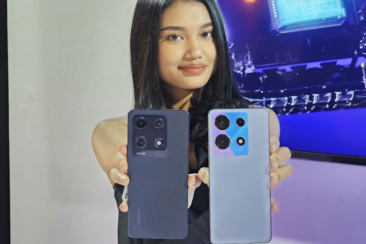 Seorang model menunjukkan tampilan punggung Infinix Note 30 (kanan) dan Note 30 Pro (kiri) saat acara peluncuran di Jakarta, Kamis (8/6/2023).