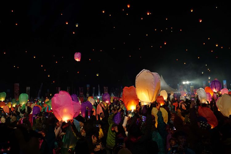 Pengunjung melepaskan lampion dalam acara Dieng Culture Festival 2019 di Dieng, Jawa Tengah, Sabtu (3/8/2019). Ribuan pengunjung baik dari sekitar Jawa Tengah maupun kota-kota besar di Indonesia hadir dalam acara DCF 2019.