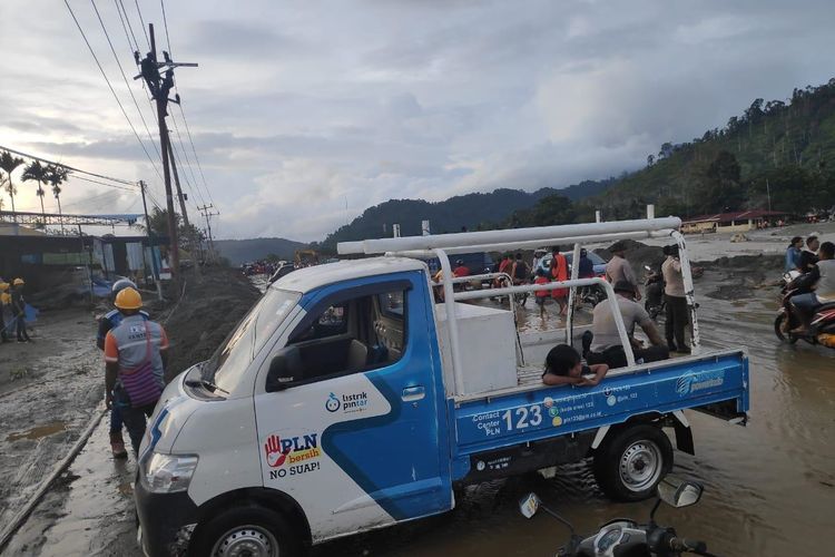 Petugas PLN sedang memperbaiki jaringan kelistrikan yang rusak akibat bencana banjir bandang di Kelurahan Doyo, Distrik Sentani, Kabupaten Jayapura, Papua, Senin (18/3/2019).