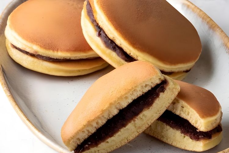 Ilustrasi fluffly pancake isi selai cokelat. 